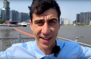 ΕΙΚΟΝΑ: Ιδού η περιβόητη ΦΩΤΟΓΡΑΦΙΑ του Φειδία με μπουρνούζι και τον ναργιλέ στα κατεχόμενα – Πότε αναρτήθηκε