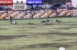 ΑΣΥΛΛΗΠΤΗ ΤΡΑΓΩΔΙΑ: Ποδοσφαιριστής σκοτώθηκε όταν τον χτύπησε κεραυνός κατά τη διάρκεια αγώνα (Video)