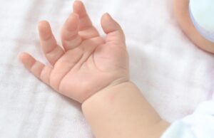 Θήβα: Στο νοσοκομείο βρέφος 6 μηνών με τραύμα στο κεφάλι – Αναζητούν τον πατέρα του