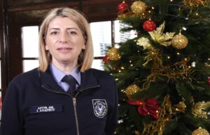 Κύπριοι αστυνομικοί μοιράζουν οχι πρόστιμα αλλά… ευχές για τη νέα χρονιά (video)