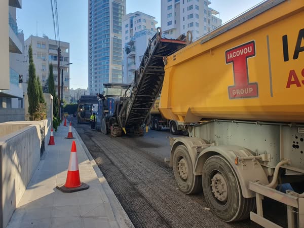 Συνεχίζονται οι ασφαλτοστρώσεις στο Δήμο Λεμεσού.