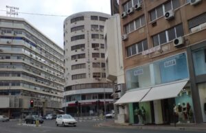 Ετοιμόρροπο μπαλκόνι στον Πεντάδρομο Λεμεσού: Άμεσος κίνδυνος για πεζούς και οδηγούς (ΒΙΝΤΕΟ)