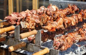 Top 10 κυπριακών πιάτων by TasteAtlas: Γιατί Τσικνοπέμπτη χωρίς σούβλα γίνεται; Δε γίνεται!