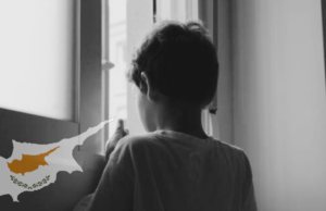 Παιδί με αναπηρία μονογονεϊκής οικογένειας στη Λεμεσό ζει σε δωμάτιο με μούχλα και υγρασία – Φωτογραφίες