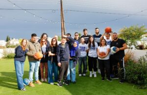 Η Εθνική Ομάδα Μπάσκετ της Κύπρου στο πλευρό των ατόμων με αυτισμό Η Εθνική Ομάδα Μπάσκετ δώρισε κινητή μπασκέτα, μπάλες του μπάσκετ και μπλουζάκια για την ενίσχυση της ευαισθητοποίησης για τον αυτισμό, στο πλαίσιο ενός χαρούμενου απογεύματος γεμάτου παιχνίδι, που τους επέτρεψε να δεθούν ουσιαστικά με τους ενοίκους των ομαδικών κατοικιών της Voice for Autism.