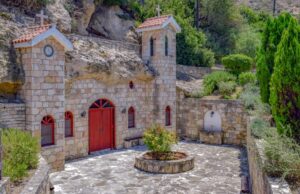 Ένα εξωκλήσι στο Πισσούρι «χωμένο» σ’ ένα βράχο