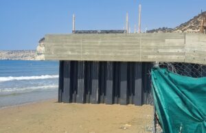 Ο Άγιος Ερμογένης… χάνεται στη θάλασσα – Τι πραγματικά συμβαίνει με το εστιατόριο και την παραλία