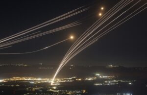 Συγκλονίζει Κύπριος πατέρας: «Καθόμαστε πάνω στα κάρβουνα, είναι δύσκολο να σου τηλεφωνά το μωρό σου και να σου δείχνει πυραύλους»