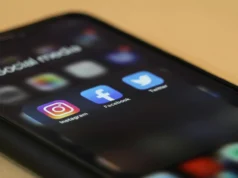 Φον ντερ Λάιεν: Απαγόρευση social media κάτω των 13 και υποχρεωτική ασφάλεια σχεδιασμού φέρνει ο EU Kids Act