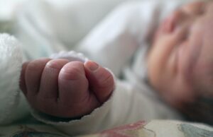 Ελλάδα: Βρέφος 9 μηνών μεταφέρθηκε με μώλωπες στο Παίδων