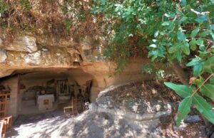 Το Θαυματουργό Σπήλαιο του Αγίου Τίμωνα και Οσίου Βαρνάβα