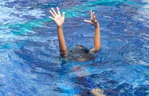 Πνιγμός στη θάλασσα: 5 καίριες συμβουλές για να κρατήσουμε τα παιδιά μας ασφαλή