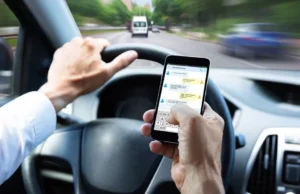 Ανάρτηση από Αστυνομία για την χρήση κινητού κατά την οδήγηση