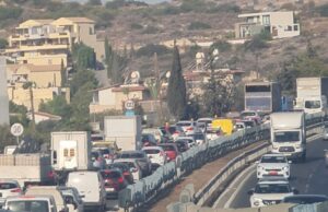 Το απόλυτο χάος στη Λεμεσό: Το χαλασμένο μηχάνημα για έργα έφερε απίστευτη κίνηση στους δρόμους – Δείτε φωτογραφίες