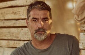 Στην αστυνομία ο Βασίλης Μπισμπίκης-Προκάλεσε φθορές σε δέκα αυτοκίνητα και εγκατέλειψε το σημείο