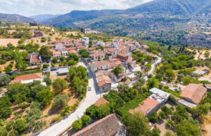 Δωρός: Ένα κρασοχώρι με μπόλικη ιστορία, «εξοχικό» χαρακτήρα και τοπική φιλοξενία