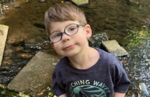 Ο μικρός Αβραάμ Σάββα μας θέλει δίπλα του – Πάσχει από μια εξαιρετικά σπάνια νευρολογική πάθηση