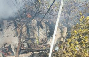 «Λαμπάδιασε» αποθήκη σπιτιού στον Ύψωνα – Συσκευή φόρτισης πίσω από τη φωτιά