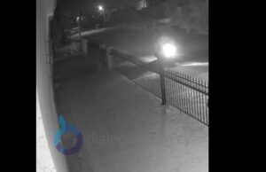 Η στιγμή που οι δράστες πετούν την κροτίδα στο σπίτι του Γαβριήλ