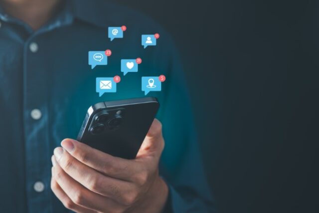 Αυτή η εφαρμογή στο κινητό μπορεί να βλέπει τους κωδικούς σας – Και την έχουν εγκατεστημένη εκατομμύρια χρήστες