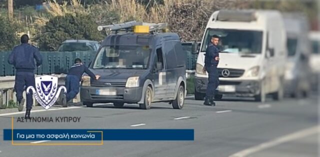 Δόκιμοι Αστυνομικοί πρόσφεραν βοήθεια σε οδηγό αυτοκινήτου