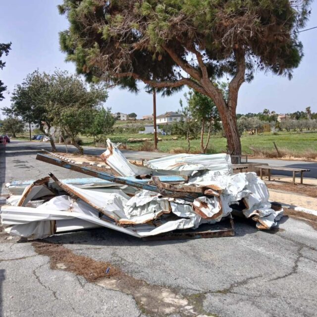 Σοβαρά προβλήματα από τους ισχυρούς ανέμους στον Δήμο Κουρίου – Δέντρα και αντικείμενα στο οδόστρωμα