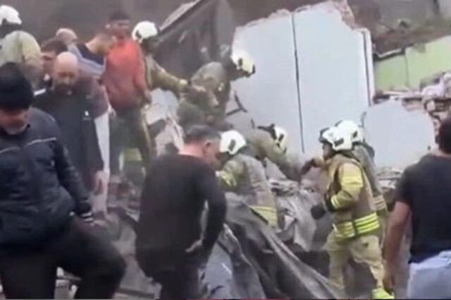 ΚΩΝΣΤΑΝΤΙΝΟΥΠΟΛΗ: Κατέρρευσε κτήριο στη Φατίχ – Τρεις τραυματίες, δύο παγιδευμένοι-(Βίντεο) ΚΩΝΣΤΑΝΤΙΝΟΥΠΟΛΗ: Κατέρρευσε κτήριο στη Φατίχ – Τρεις τραυματίες, δύο παγιδευμένοι-(Βίντεο)