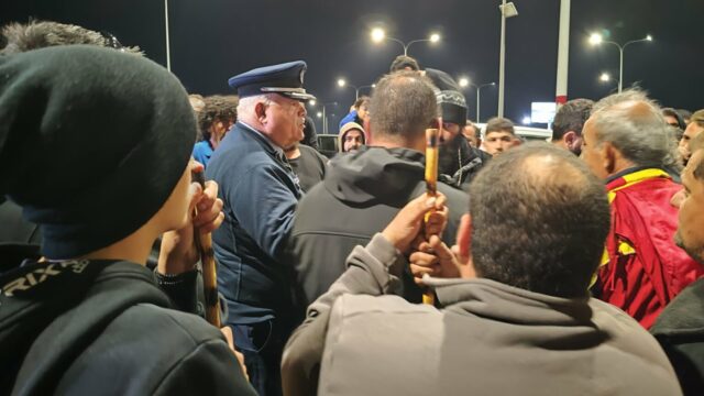 Χαμός στη Ριζοελιά: Κτηνοτρόφοι έκλεισαν δρόμους και θα μείνουν όλο το βράδυ, ένταση και εγκλωβισμένοι οδηγοί Χαμός στη Ριζοελιά: Κτηνοτρόφοι έκλεισαν δρόμους και θα μείνουν όλο το βράδυ, ένταση και εγκλωβισμένοι οδηγοί