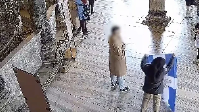 ΑΓΙΑ ΣΟΦΙΑ: Συνελήφθησαν δύο Έλληνες για ανάρτηση Ελληνικής σημαίας και συνθήματα μέσα στο μνημείο (VIDEO) ΑΓΙΑ ΣΟΦΙΑ: Συνελήφθησαν δύο Έλληνες για ανάρτηση Ελληνικής σημαίας και συνθήματα μέσα στο μνημείο (VIDEO)