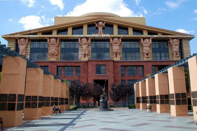 Disney: Νέος CEO προχωρά σε περικοπές ~1.000 θέσεων εργασίας Disney: Νέος CEO προχωρά σε περικοπές ~1.000 θέσεων εργασίας