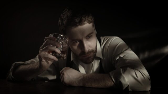 man-drinking-7722086_1280.jpg