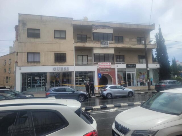Αποκολλήσεις τσιμέντου από επικίνδυνη πολυκατοικία στη Λεμεσό – Εξετάζεται εκκένωση Αποκολλήσεις τσιμέντου από επικίνδυνη πολυκατοικία στη Λεμεσό – Εξετάζεται εκκένωση