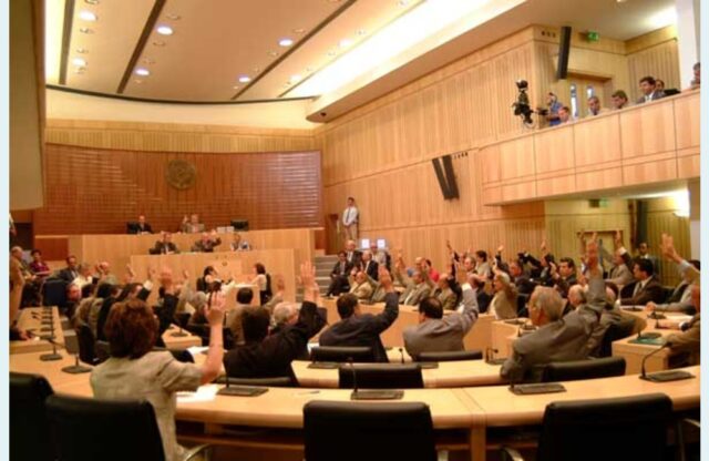 ΠΡΟΕΔΡΙΕΣ ΕΠΙΤΡΟΠΩΝ: Στο τραπέζι, “μαγειρέματα” συγχωνεύσεις και νέες ισορροπίες στη Βουλή