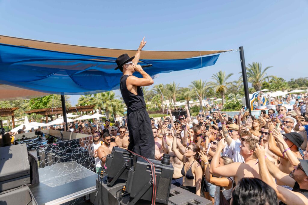 DJ στη σκηνή των Wet Glam Summer Poolside Series στο City of Dreams Mediterranean