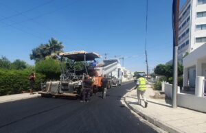 Εργασίες ασφαλτόστρωσης σε δρόμο της Λεμεσού από συνεργεία του Δήμου Λεμεσού