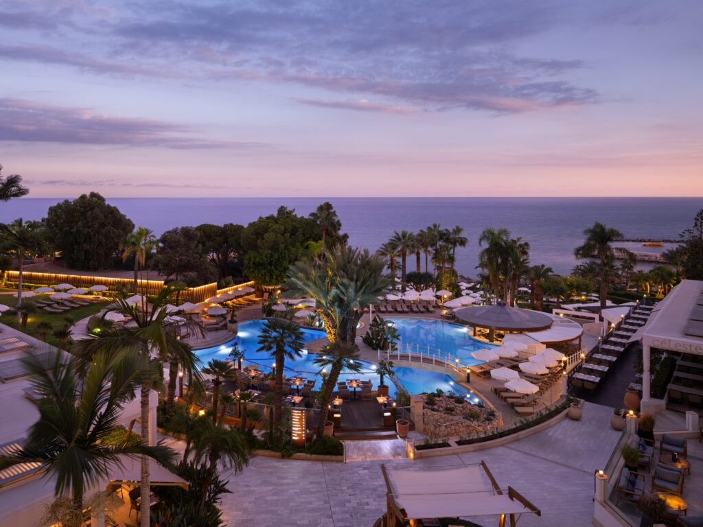 Πανοραμική θέα του Mediterranean Beach Hotel στη Λεμεσό κατά το ηλιοβασίλεμα