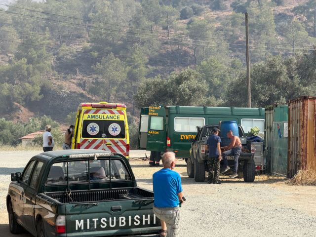 ΕΚΤΑΚΤΟ: Καίγονται σπίτια στην Αγία Άννα ΕΚΤΑΚΤΟ: Καίγονται σπίτια στην Αγία Άννα