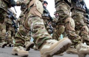 Συμβασιούχοι οπλίτες με στρατιωτικές στολές και εξάρτυση κατά τη διάρκεια πορείας