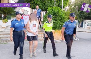 Κατοχικοί αστυνομικοί συνοδεύουν δύο πρόσωπα στα κατεχόμενα