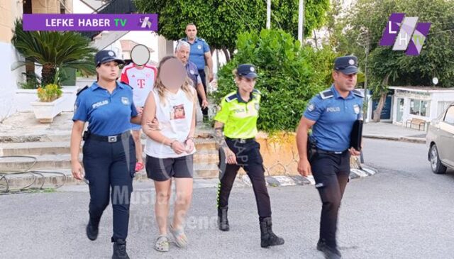Κατοχικοί αστυνομικοί συνοδεύουν δύο πρόσωπα στα κατεχόμενα
