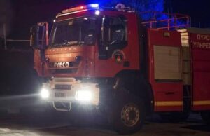 Πυροσβεστικό όχημα σε νυχτερινή επιχείρηση