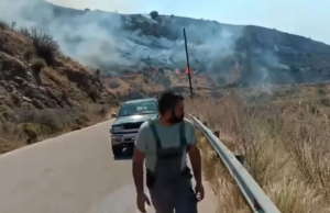 Πυρκαγιά σε αγροτική περιοχή με πυκνούς καπνούς
