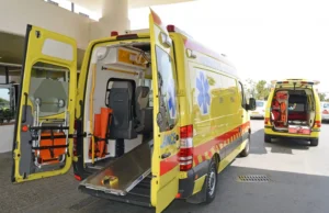 Ασθενοφόρα έξω από νοσοκομείο