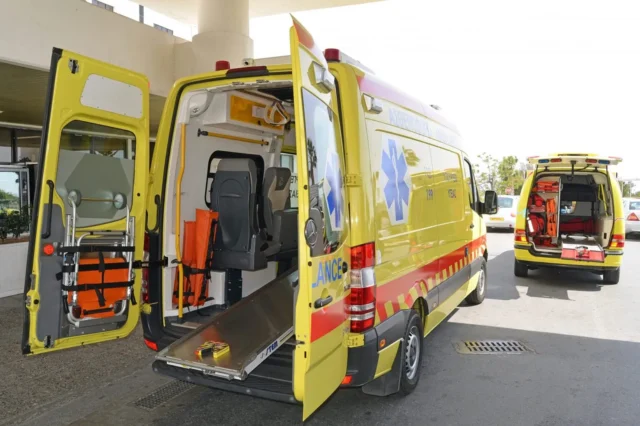 Ασθενοφόρα έξω από νοσοκομείο