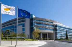 Πράσινο φως από την Κομισιόν για €120 εκατ. στην Κύπρο Οι σημαίες της Κύπρου και της Ευρωπαϊκής Ένωσης έξω από ευρωπαϊκό κτίριο