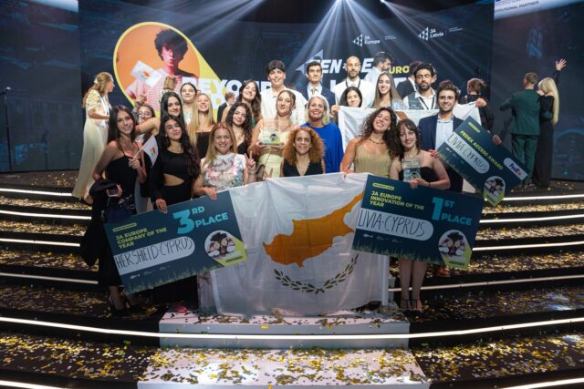 Η ομάδα HerShield από το St. Mary’s School Λεμεσού με το βραβείο της 3ης θέσης στο GEN-E