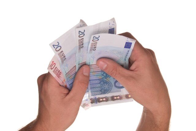 ΜΙΣΘΟΙ ΣΤΗΝ ΚΥΠΡΟ: Η αλήθεια πίσω από τα €2.601 – Τι δείχνουν πραγματικά οι αριθμοί ΜΙΣΘΟΙ ΣΤΗΝ ΚΥΠΡΟ: Η αλήθεια πίσω από τα €2.601 – Τι δείχνουν πραγματικά οι αριθμοί