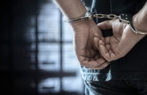 Χειροπέδες σε οδηγό που συνελήφθη στη Λεμεσό για υπερβολική ταχύτητα, αλκοόλ και ναρκωτικά