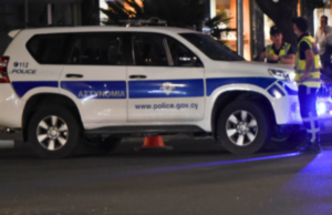 Επίθεση με μαχαίρι στη Λεμεσό: Στο νοσοκομείο 19χρονος – Υπό κράτηση 20χρονος Περιπολικό της Αστυνομίας σε νυχτερινό δρόμο μετά από σοβαρό περιστατικό στη Λεμεσό