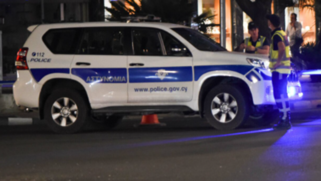 Περιπολικό της Αστυνομίας σε νυχτερινό δρόμο μετά από σοβαρό περιστατικό στη Λεμεσό